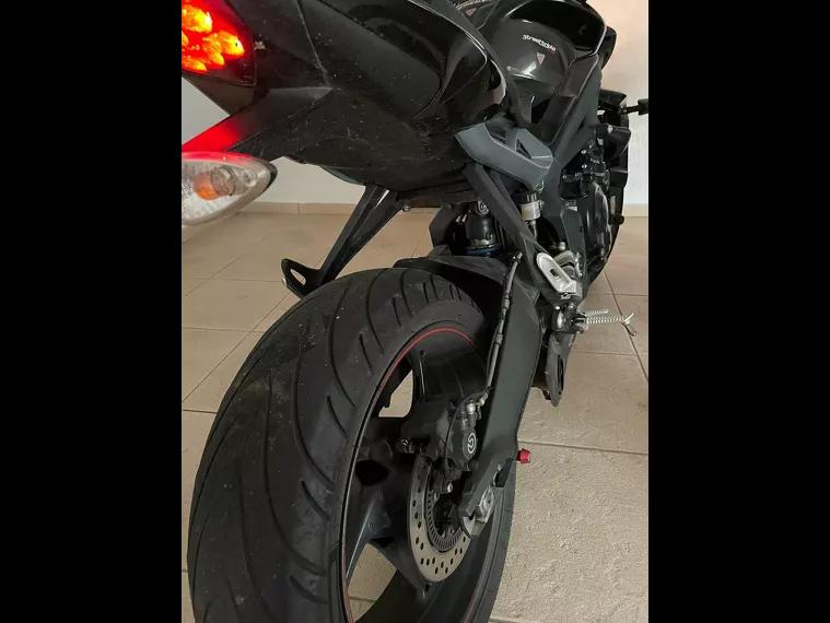 Triumph Street Triple Preto 6