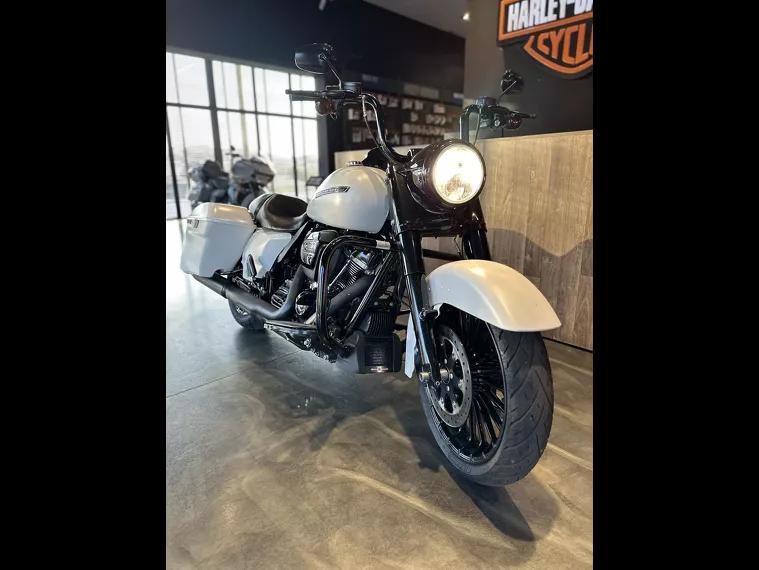 Harley-Davidson Road King Branco 1