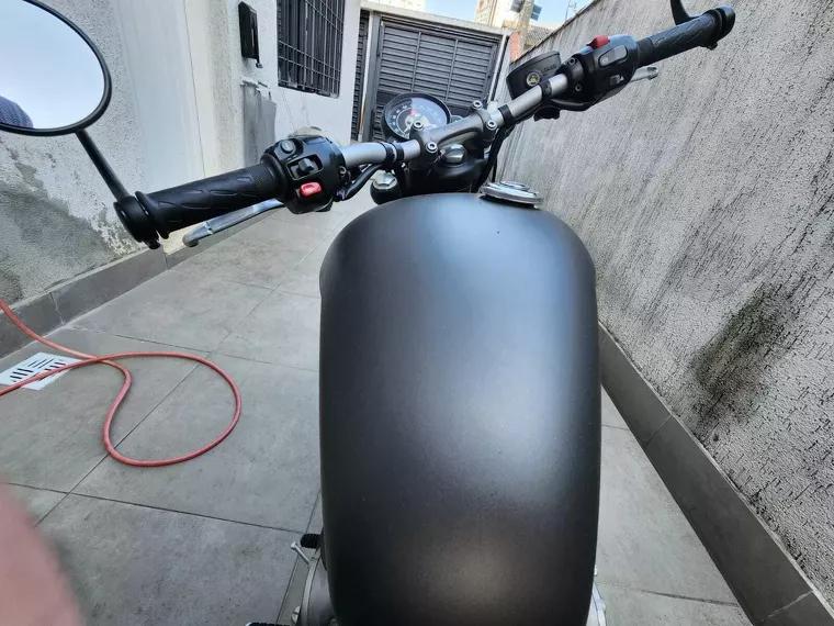 Triumph Bobber Cinza 2