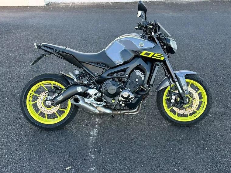 Yamaha MT-09 Prata 2