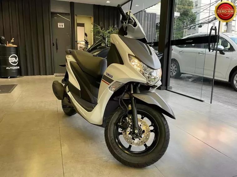 Yamaha Fluo Branco 1