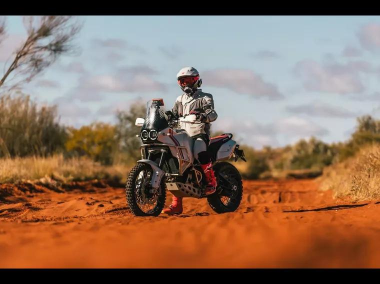 Ducati Desert X Branco 3