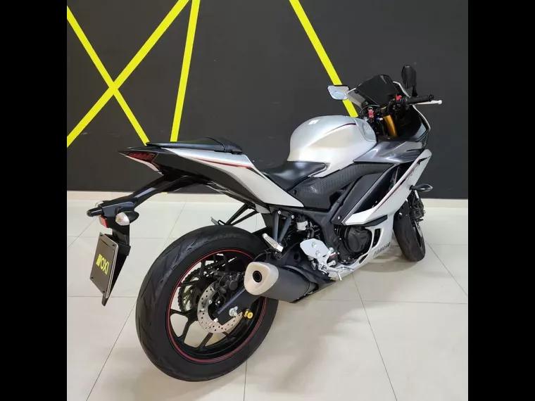 Yamaha YZF R3 Prata 5