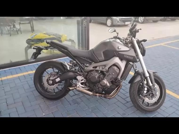 Yamaha MT-09 Cinza 4