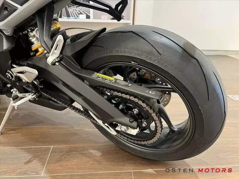 Triumph Street Triple Prata 12