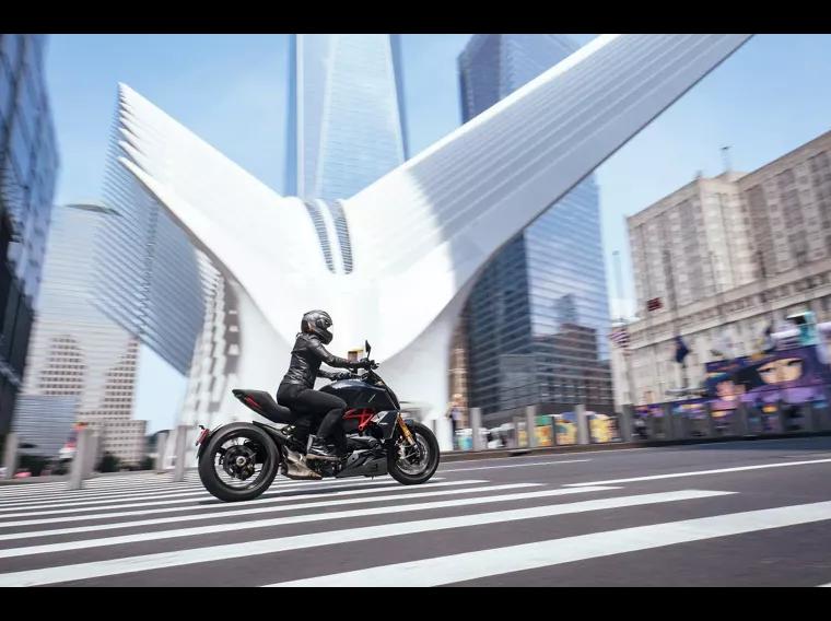 Ducati Diavel Preto 15