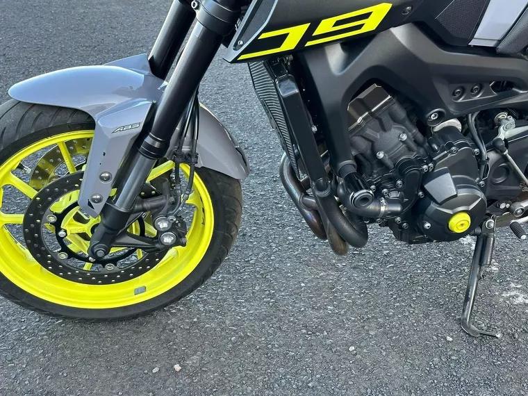 Yamaha MT-09 Prata 9