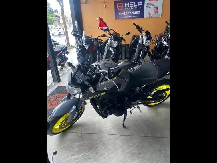 Yamaha MT-09 Cinza 8