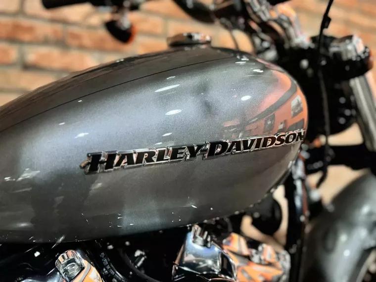 Harley-Davidson Breakout Cinza 2