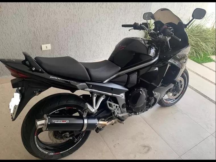 Suzuki GSX Preto 11