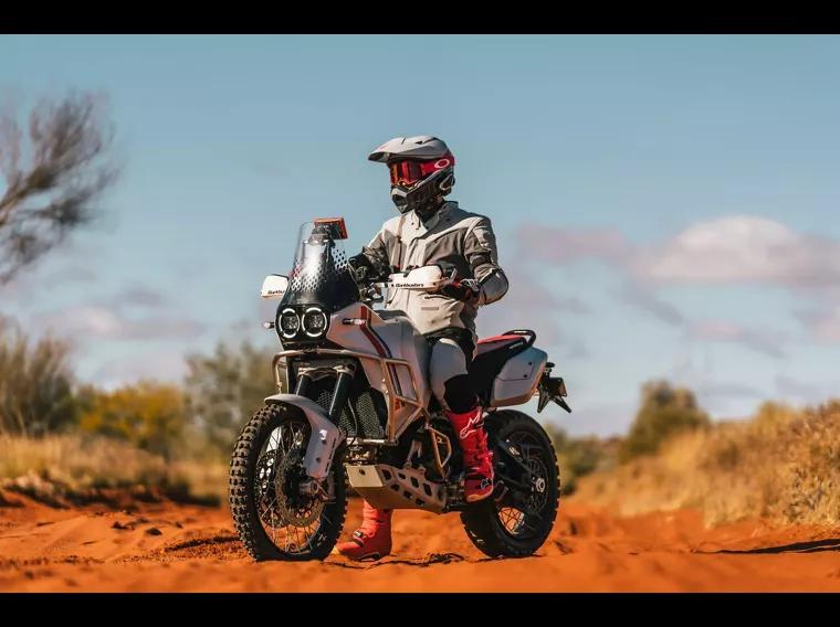 Ducati Desert X Branco 1