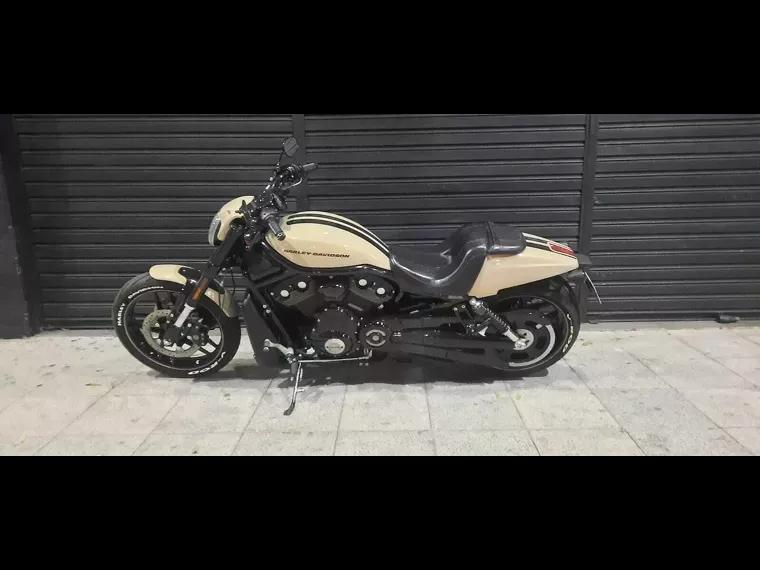 Harley-Davidson V-Rod Bege 5