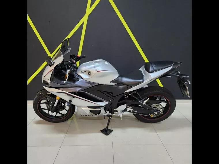 Yamaha YZF R3 Prata 4