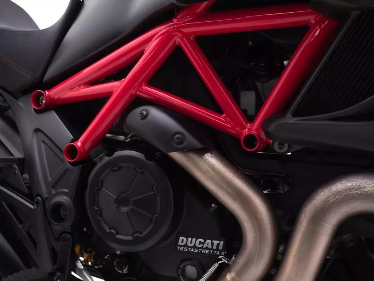 Ducati Diavel Vermelho 11