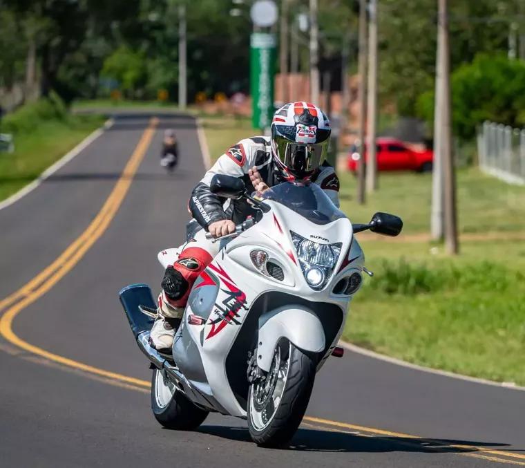 Suzuki GSX Branco 1