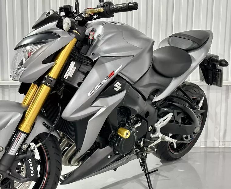 Suzuki GSX-S Cinza 4