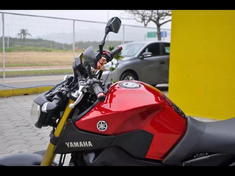 Yamaha MT-09 Vermelho 18