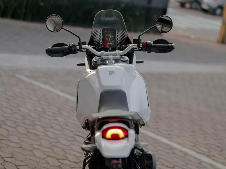 Ducati Desert X Branco 8