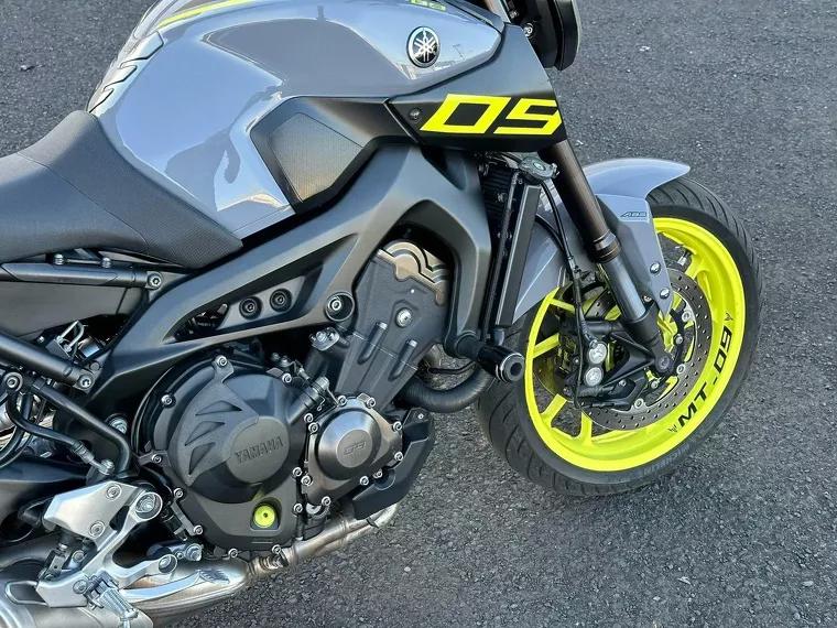 Yamaha MT-09 Prata 8