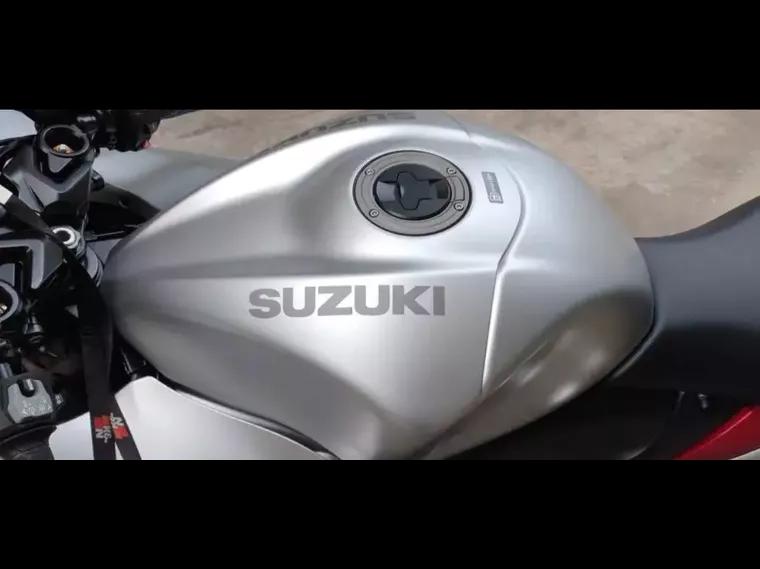 Suzuki GSX-R Prata 8