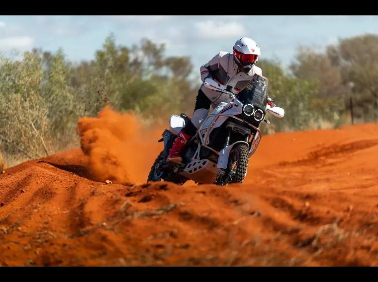 Ducati Desert X Branco 4