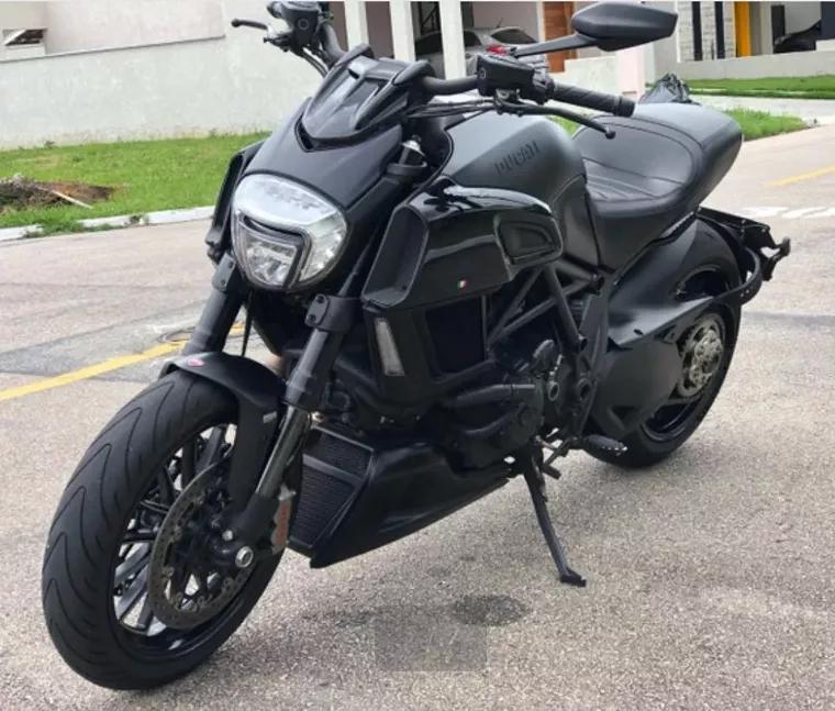 Ducati Diavel Preto 13