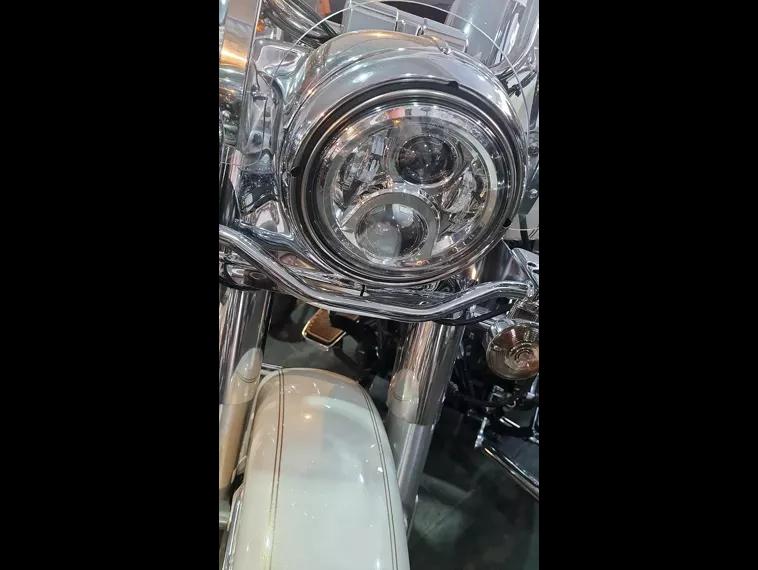 Harley-Davidson Road King Branco 5