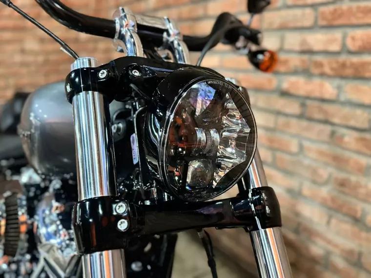 Harley-Davidson Breakout Cinza 3