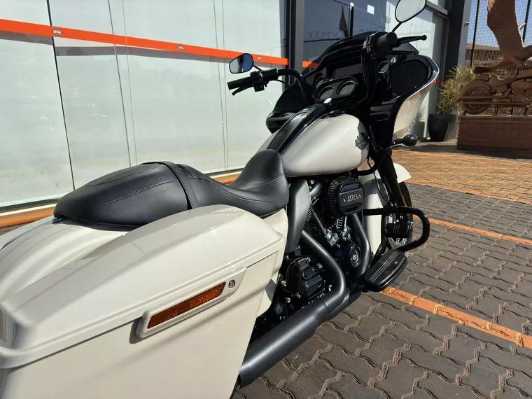 Harley-Davidson Road Glide Branco 3