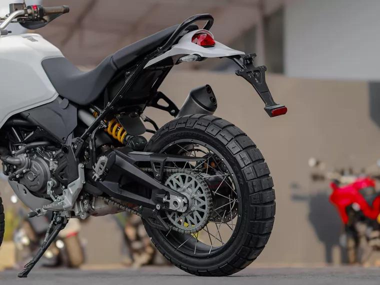 Ducati Desert X Branco 4