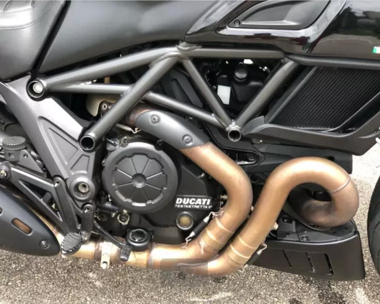 Ducati Diavel Preto 17