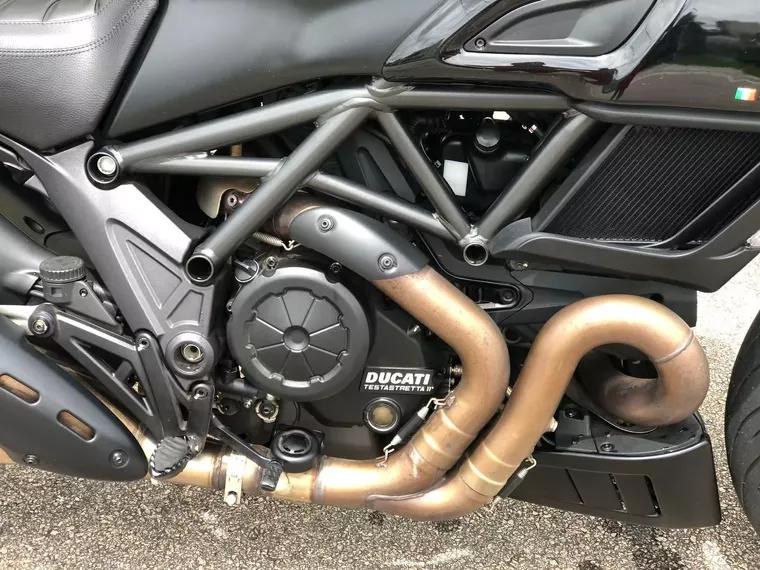 Ducati Diavel Preto 8