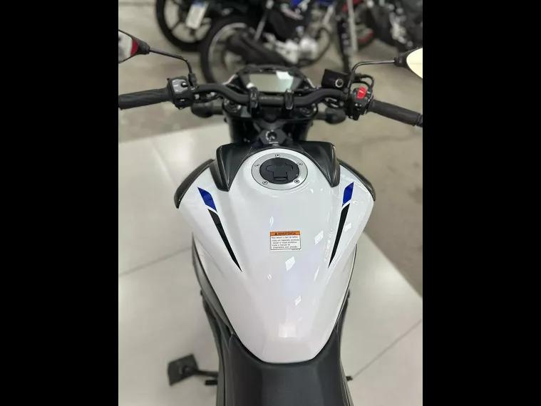 Suzuki GSX-S Branco 8