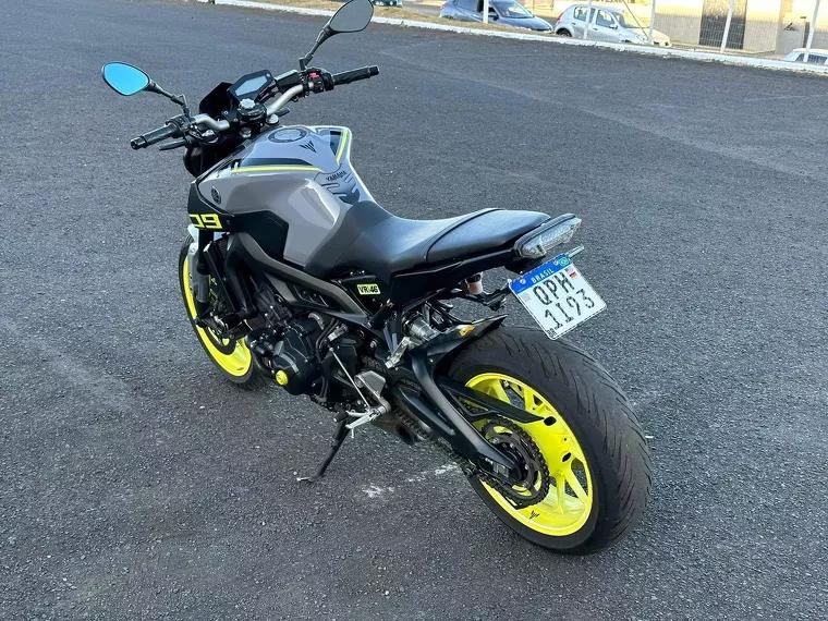 Yamaha MT-09 Prata 4