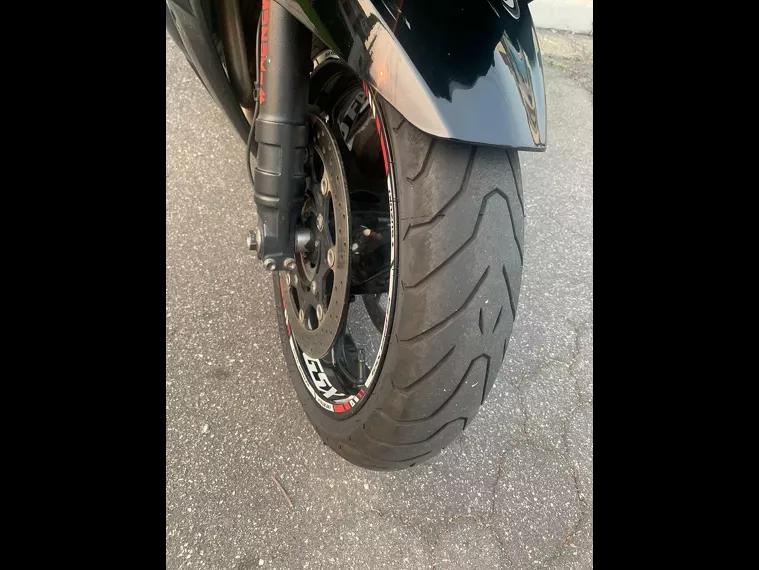 Suzuki GSX Preto 18