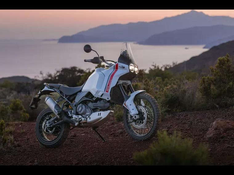 Ducati Desert X Branco 10