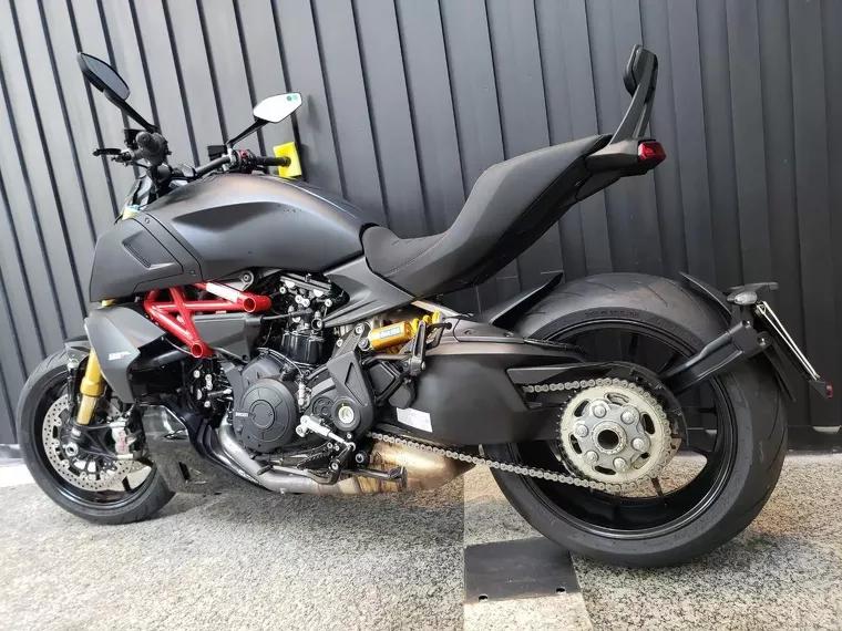 Ducati Diavel Preto 16